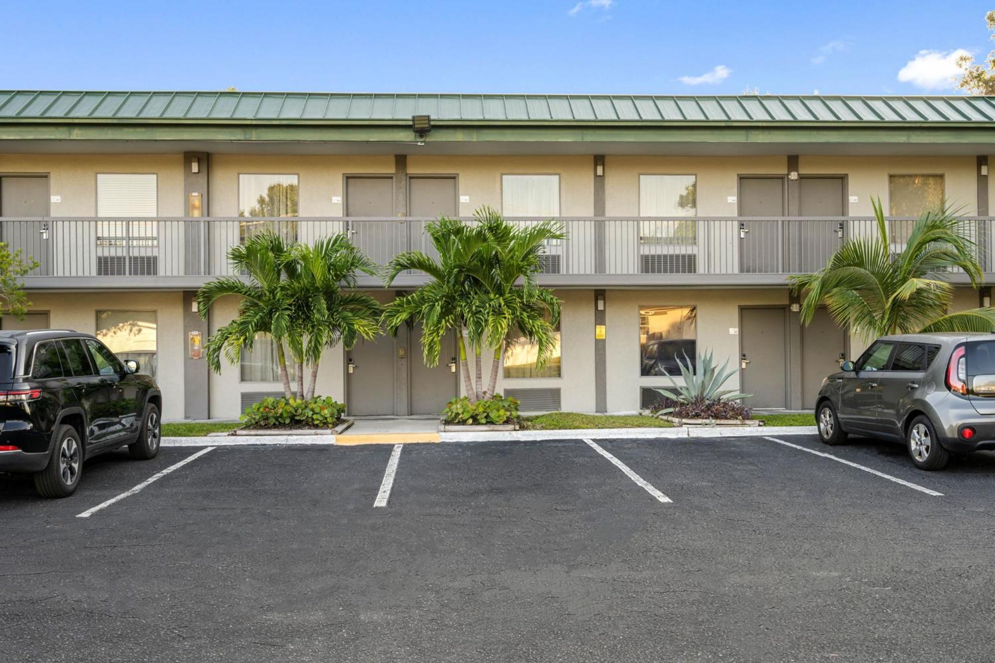 Bay Breeze Aparthotel South Bradenton ภายนอก รูปภาพ
