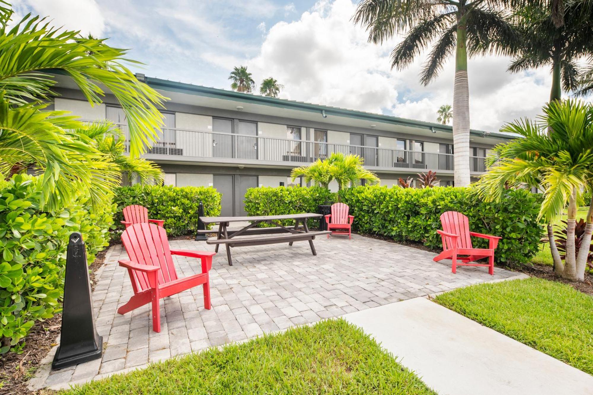 Bay Breeze Aparthotel South Bradenton ภายนอก รูปภาพ